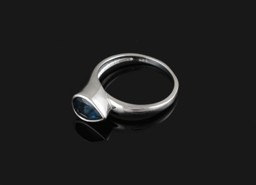 Сребърен пръстен “Естествен Лондон топаз“ с покритие от бяло злато с камън Лондон топаз на бижутерия Blessa цена 125.00лв
